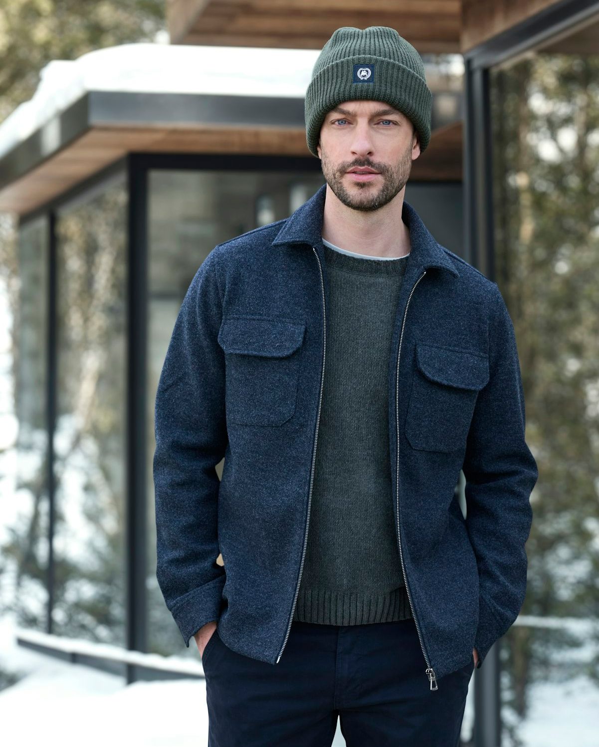 Muž v modrej vrchnej košeli